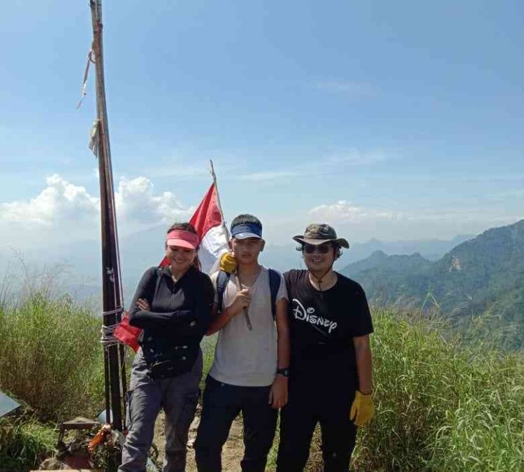 Hiking Gunung Batu Jonggol: Petualangan Singkat dengan Panorama Memukau
